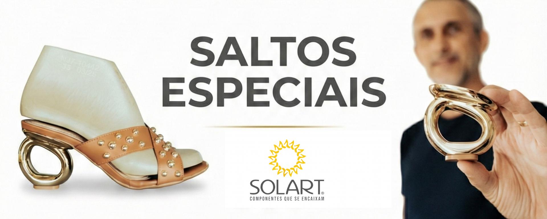 Banner horizontal branco com o título central 'Saltos Especiais' e logotipo da Solart. À esquerda, uma sandália feminina com um salto dourado escultural e tiras de couro. À direita, um homem segura e exibe o componente do salto dourado.