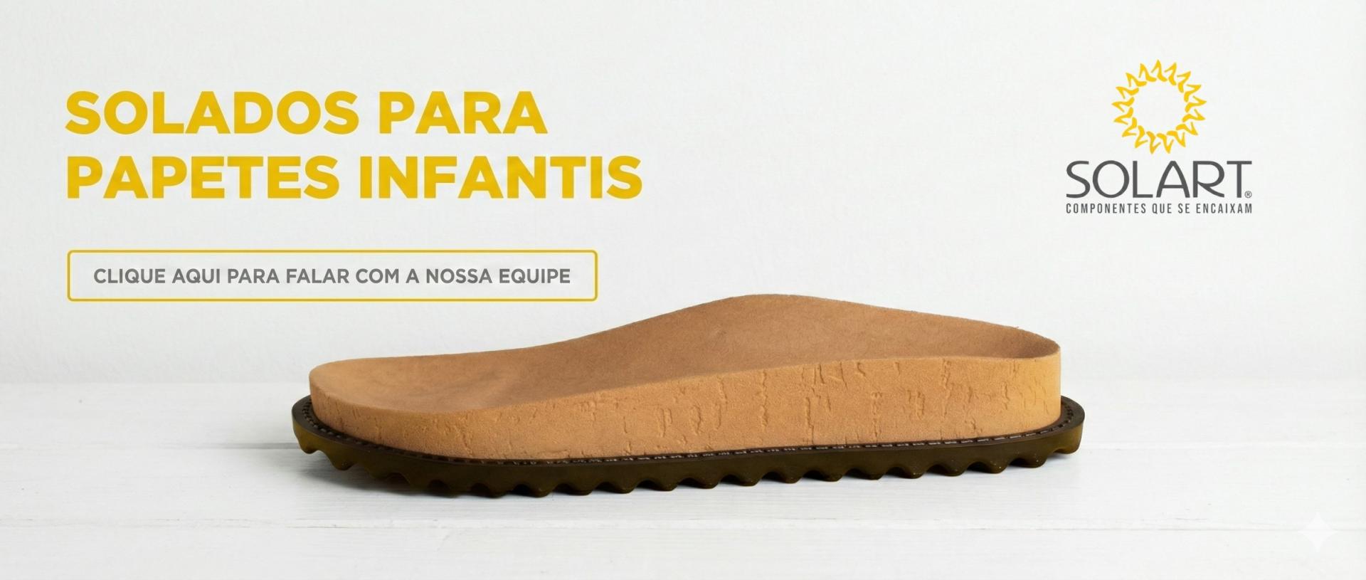 Banner promocional horizontal da empresa Solart com fundo branco. A imagem exibe, em perfil, um solado anatômico para papete com palmilha bege texturizada e base serrilhada escura. Do lado esquerdo, em destaque na cor amarela, lê-se: 'SOLADOS PARA PAPETES